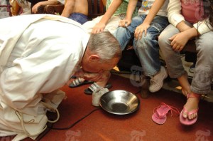 Pope_Francis_washing_feet2