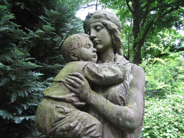 mother_child_statue
