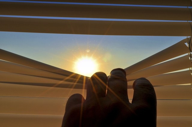 blinds_sun_hand