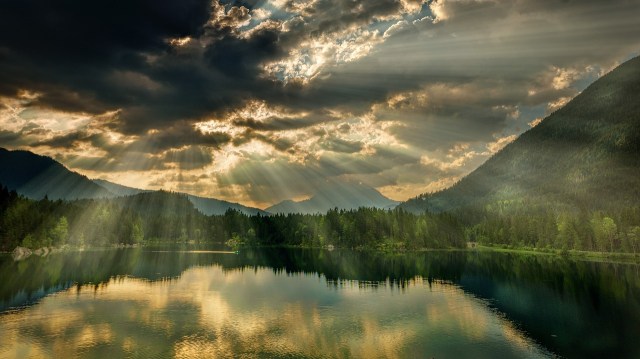 lake_clouds_rays_of_sunshine