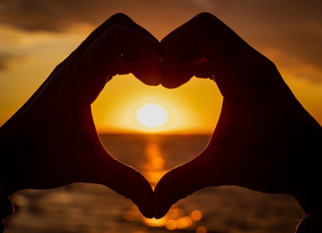 heart_hands_sunset_2